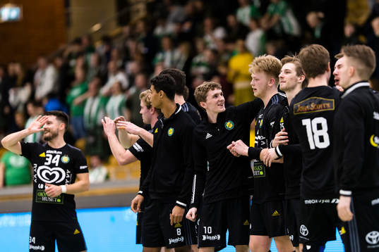 Sävehofs Alexander Westby med lagkamrater jublar