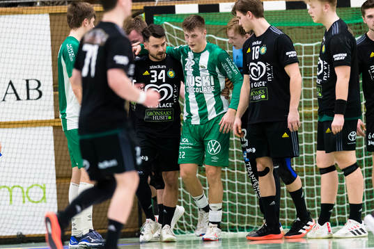 Sävehofs Sebastian Karlsson hjälper Hammarbys Viktor