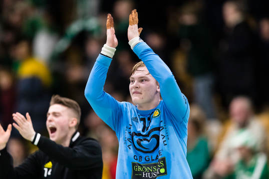 Sävehofs målvakt Simon Möller tackar supportrarna
