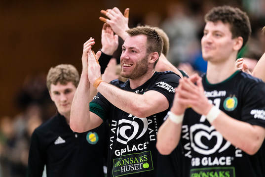 Sävehofs Vetle Eck Aga tackar publiken med lagkamrater