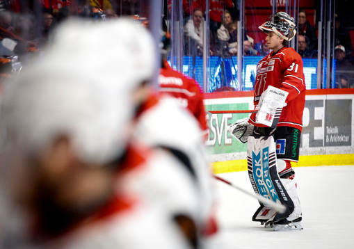 Örebros målvakt Jonas Arntzen blir utbytt och deppar