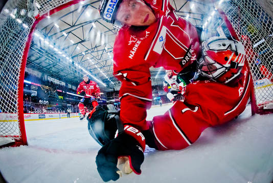 Örebros Gustav Backström och Örebros målvakt Jhonas