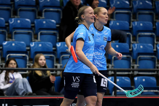 Warbergs Camilla Halldén och Amanda Karlsson jublar