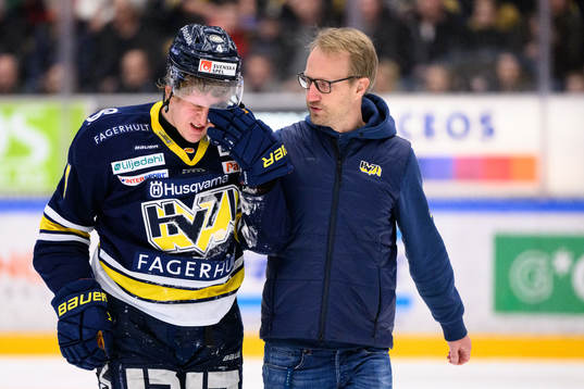 s Emil Andrae får hjälp att ta sig av isen