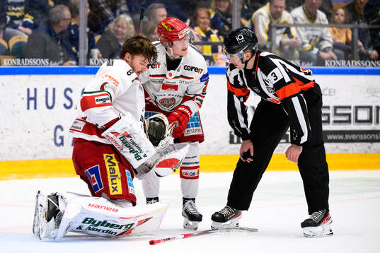 Modos målvakt Tex Williamsson tittas till av Filip Hasa
