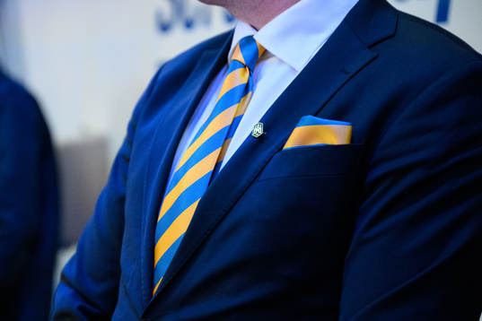 En representant från Hockeyallsvenskan med blågul slips