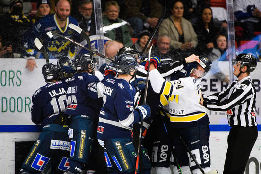 s Oliver Bohm i bråk med Karlskogas spelare