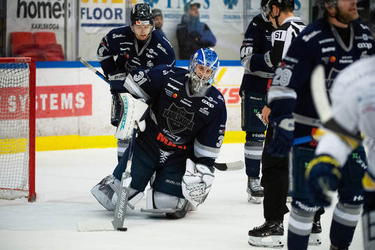 Karlskogas målvakt Tim Juel och Alexander Leandersson