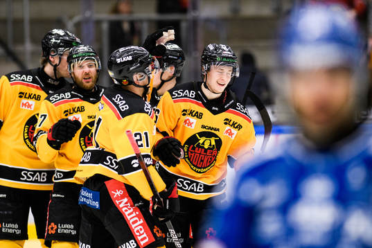 Luleås Pontus Andreasson jublar med lagkamrater