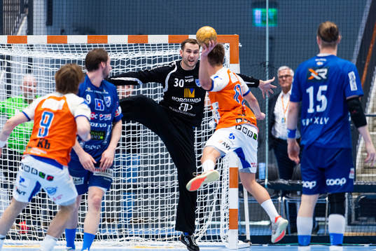 Kristianstads Albin Selin och Skövdes målvakt Fabian