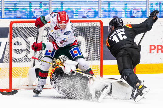 Frölundas Linus Nässén och Brynäs målvakt Veini