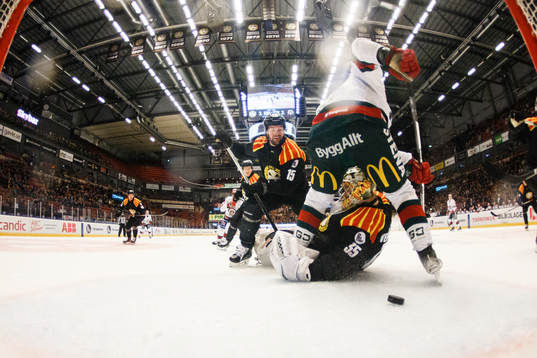 Frölundas Max Friberg gör 1-2 på Brynäs målvakt Veini