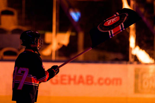 Fanbärare före ishockeymatchen i SHL mellan Växjö och