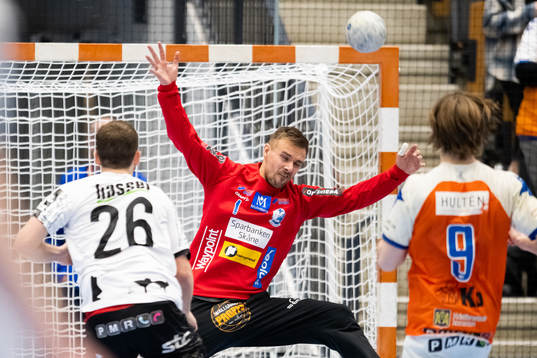 Kristianstads målvakt Espen Christensen gör räddning i