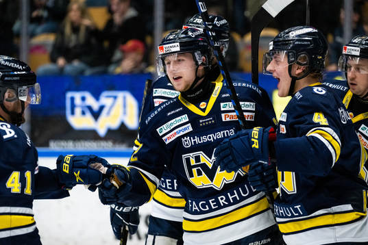 s Jonathan Davidsson jublar