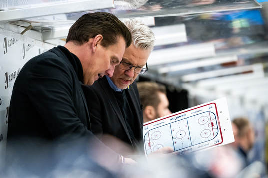 Södertäljes assisterande tränare Björn Lindström och