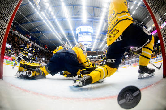 s Tyler Kelleher (ej i bild) gör 3-1 bakom Södertäljes
