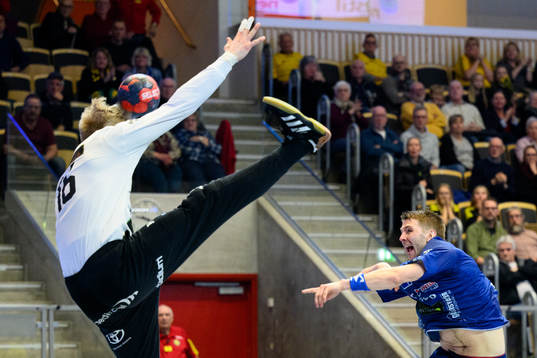 Sävehofs målvakt Bertram Obling räddar ett skott från