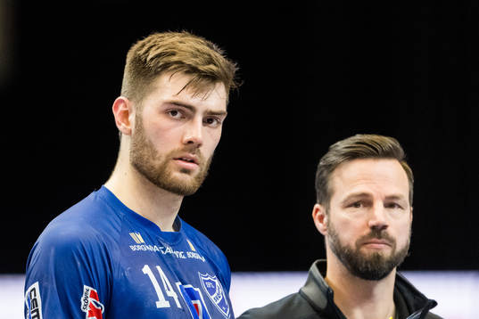 Skövdes Jack Thurin och tränare Henrik Signell deppar