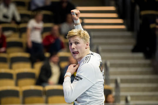 Sävehofs målvakt Bertram Obling jublar