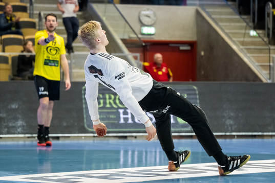 Sävehofs målvakt Bertram Obling faller