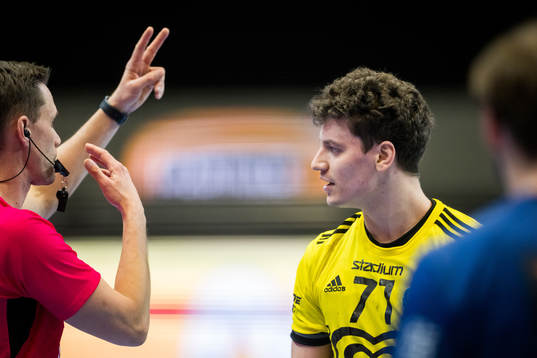 Sävehofs Elias Ellefsen Á Skipagøtu visas ut två minuter