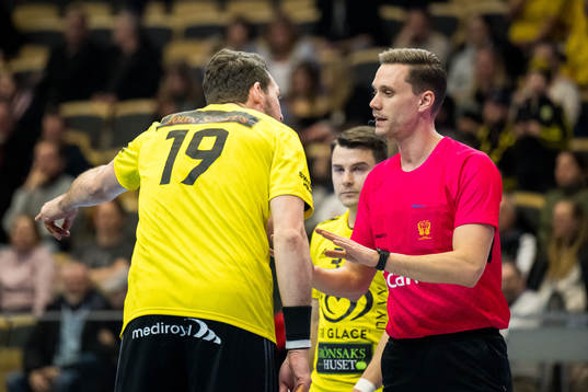 Sävehofs Jonathan Stenbäcken diskuterar med en domare