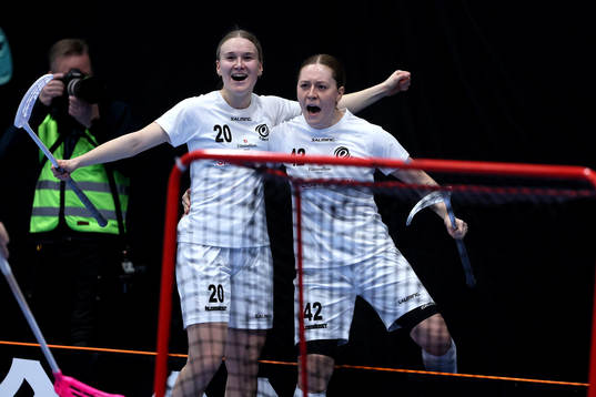 Täbys Sara Johnsson och Ellen Nyman jublar