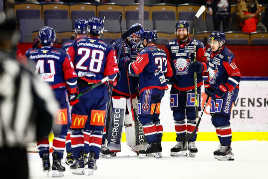Linköpings spelare tackar målvakt Marcus Högberg och