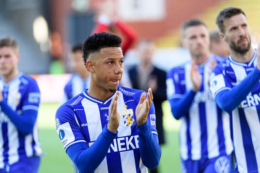 IFK Göteborgs Tobias Sana tackar publiken