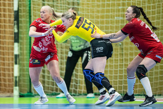 Höörs Filippa Nyman och Sävehofs Tamara Haggerty i kamp