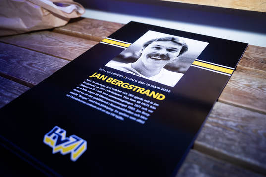 Jan Bergstrands diplom när han väljs in i Wall of Heroes