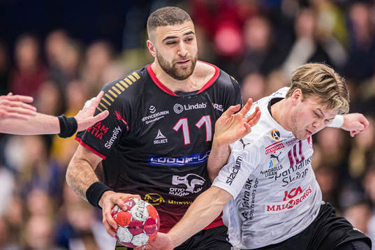 Lugis Hugo Forsberg försöker att bryta HK Malmös Kassem