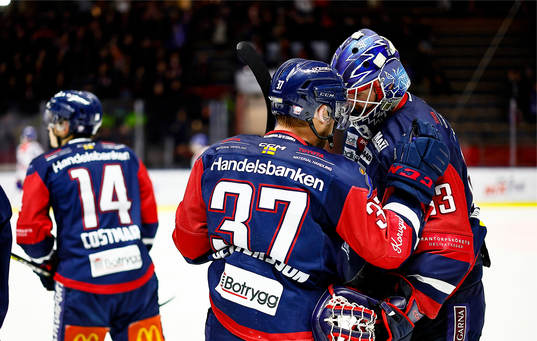 Linköpings Jesper Pettersson tackar målvakt Marcus