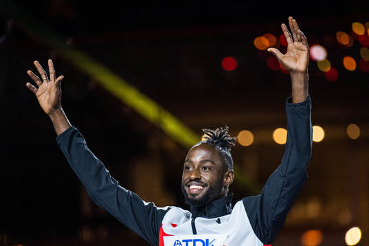 Jereem Richards of Trinidad and Tobago (gold) celebrates