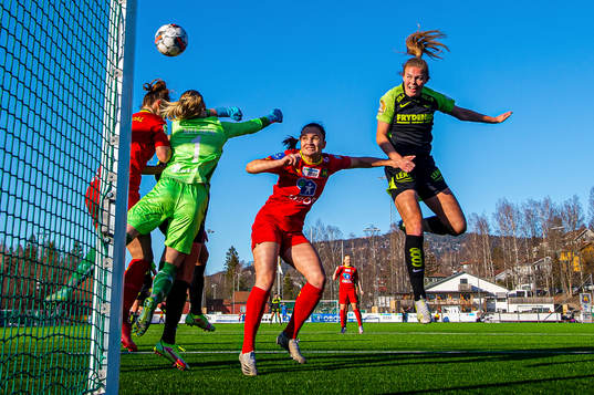 Bläddra bland fler bilder av Football, Toppserien, Røa - Brann