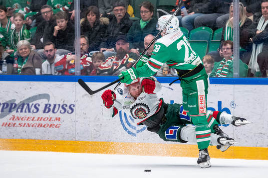 Frölundas Viktor Ekbom och Rögles Anton Bengtsson i duell