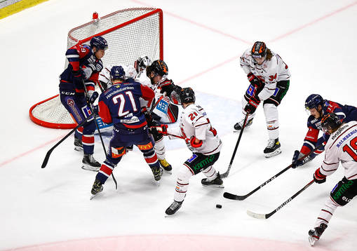 Spel framför Örebros målvakt Jhonas Enroth