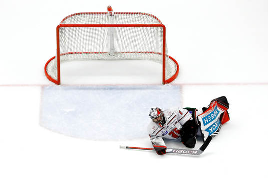 Örebros målvakt Jhonas Enroth deppar