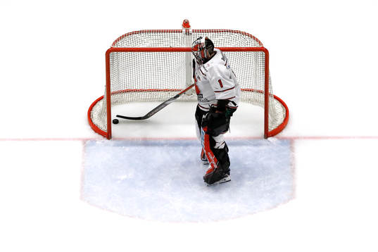 Örebros målvakt Jhonas Enroth deppar