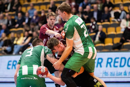 Lugis Steven Plucnar Jacobsen stoppas av Hammarbys Kevin