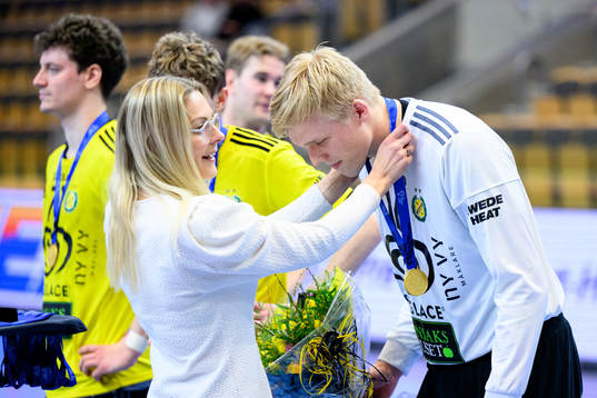 Sävehofs målvakt Bertram Obling får en guldmedalj