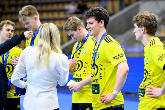 Sävehofs Elias Ellefsen Á Skipagøtu får en guldmedalj