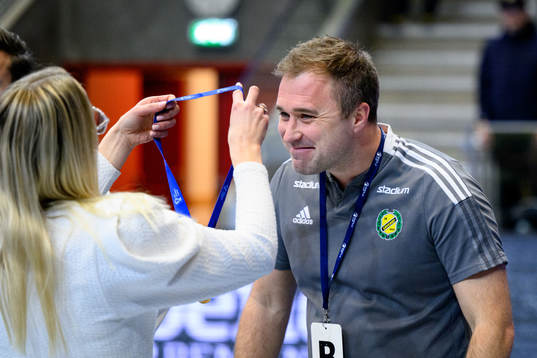 Sävehofs tränare Michael Apelgren får en guldmedalj