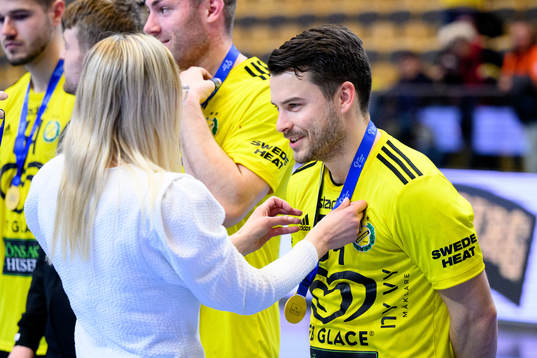Sävehofs Sebastian Karlsson får en guldmedalj