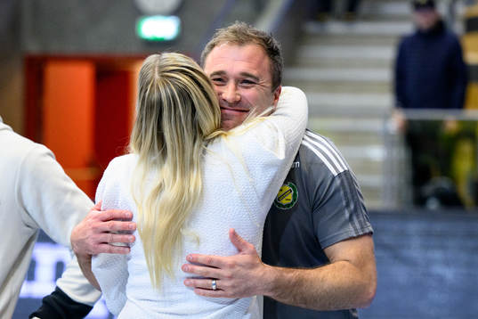 Sävehofs tränare Michael Apelgren kramas om