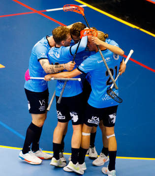 Jubel vid Warbergs Max Källerteg 3-1 mål