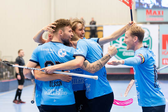 Warbergs Oliver Olsson jublar med Simon Svensson