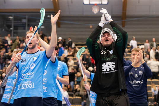 Warbergs Edwin Körberg och målvakt Oscar Agnarsson jublar