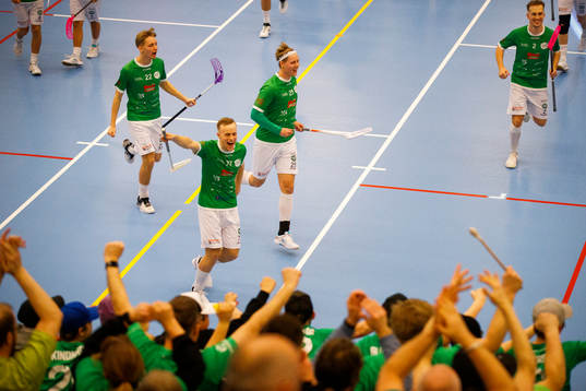 Lillåspelarna jublar framför publiken vid 1-2 målet